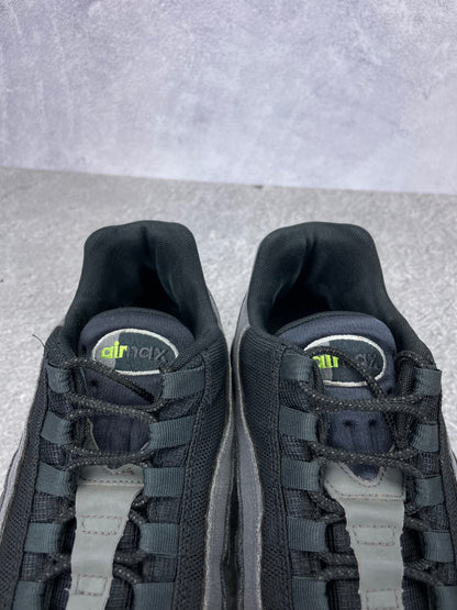Nike Air Max 95 Black Volt - buty sportowe, zapiętki butów