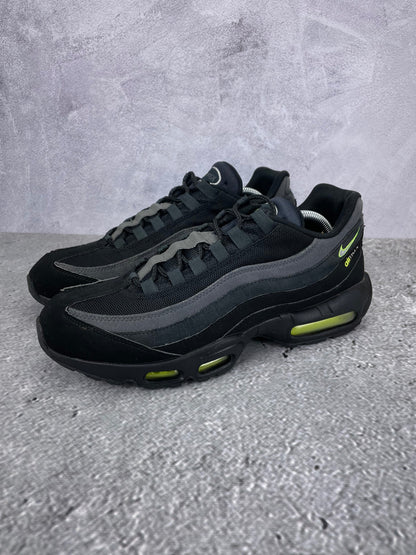 Nike Air Max 95 Black Volt - buty sportowe, widok z boku na tle studyjnym