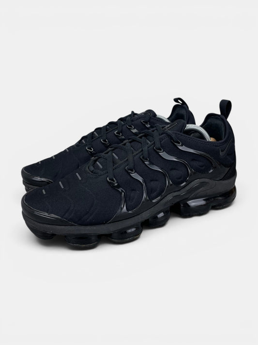 Nike Air VaporMax Plus Triple Black - buty sportowe, widok z boku