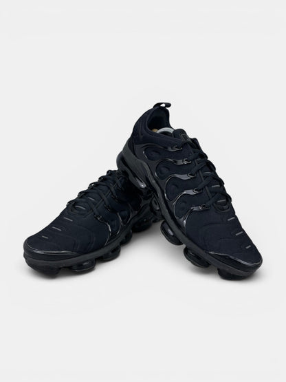 Nike Air VaporMax Plus Triple Black - buty sportowe, boczny profil