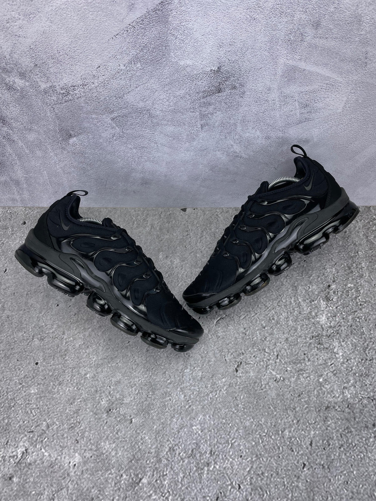 Nike Air VaporMax Plus Triple Black - buty sportowe, widok z góry na zewnętrzną stronę butów