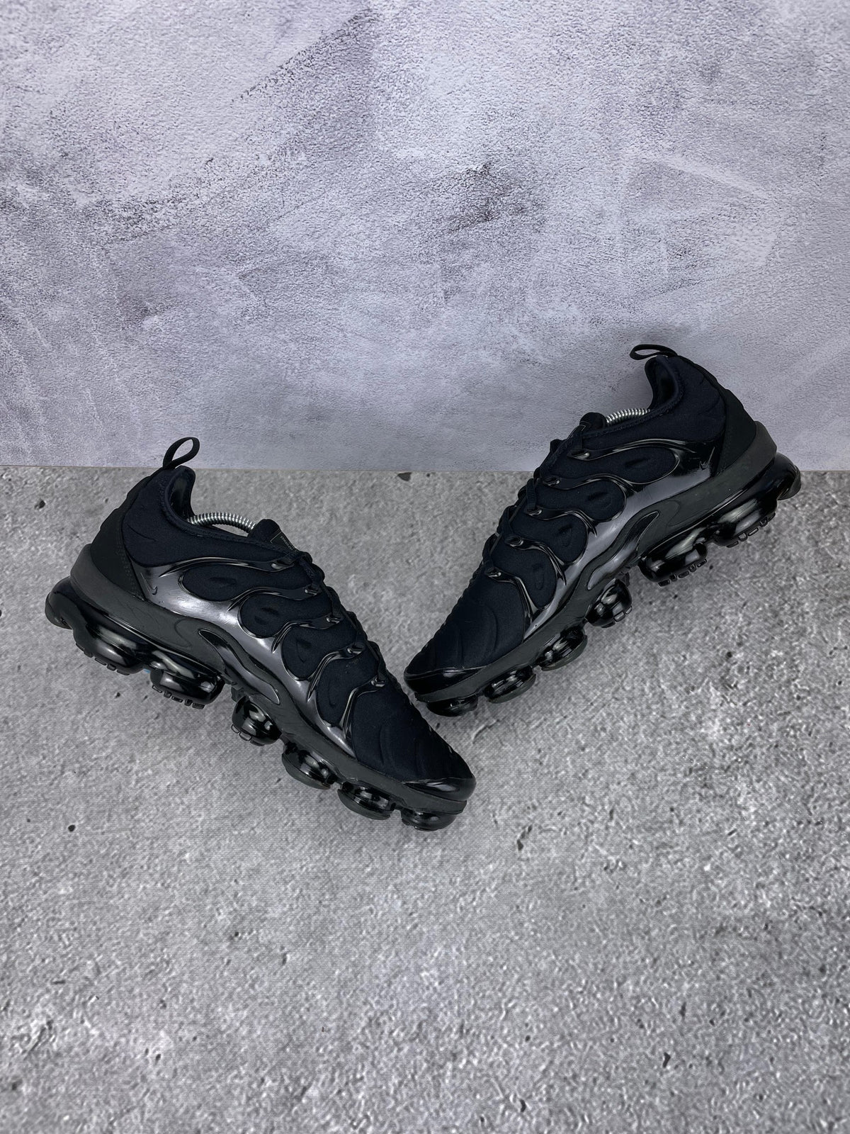 Nike Air VaporMax Plus Triple Black - buty sportowe, zewnętrzny panel prawego buta