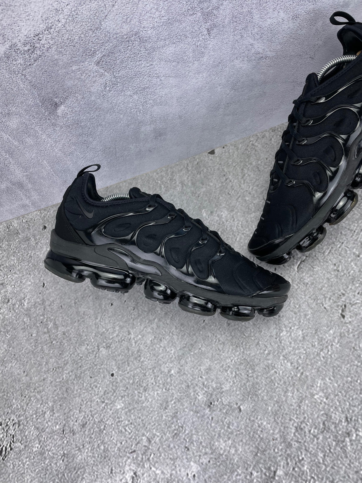 Nike Air VaporMax Plus Triple Black - buty sportowe, zewnętrzny panel lewego buta