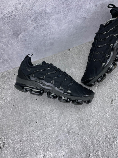Nike Air VaporMax Plus Triple Black - buty sportowe, zewnętrzny panel lewego buta