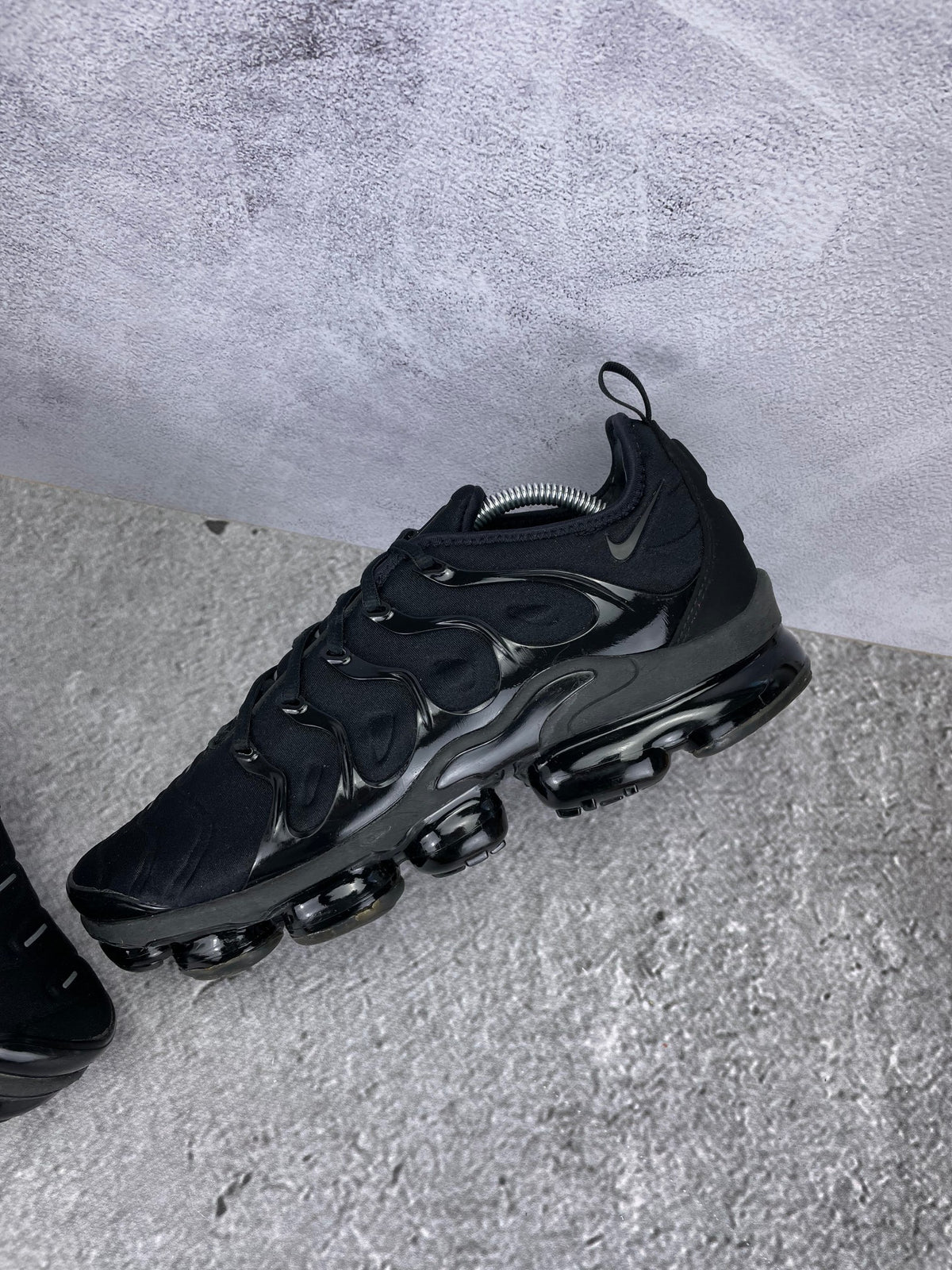 Nike Air VaporMax Plus Triple Black - buty sportowe, widok z góry na wewnętrzną stronę butów