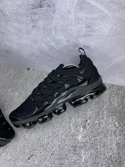 Nike Air VaporMax Plus Triple Black - buty sportowe, widok z góry na wewnętrzną stronę butów