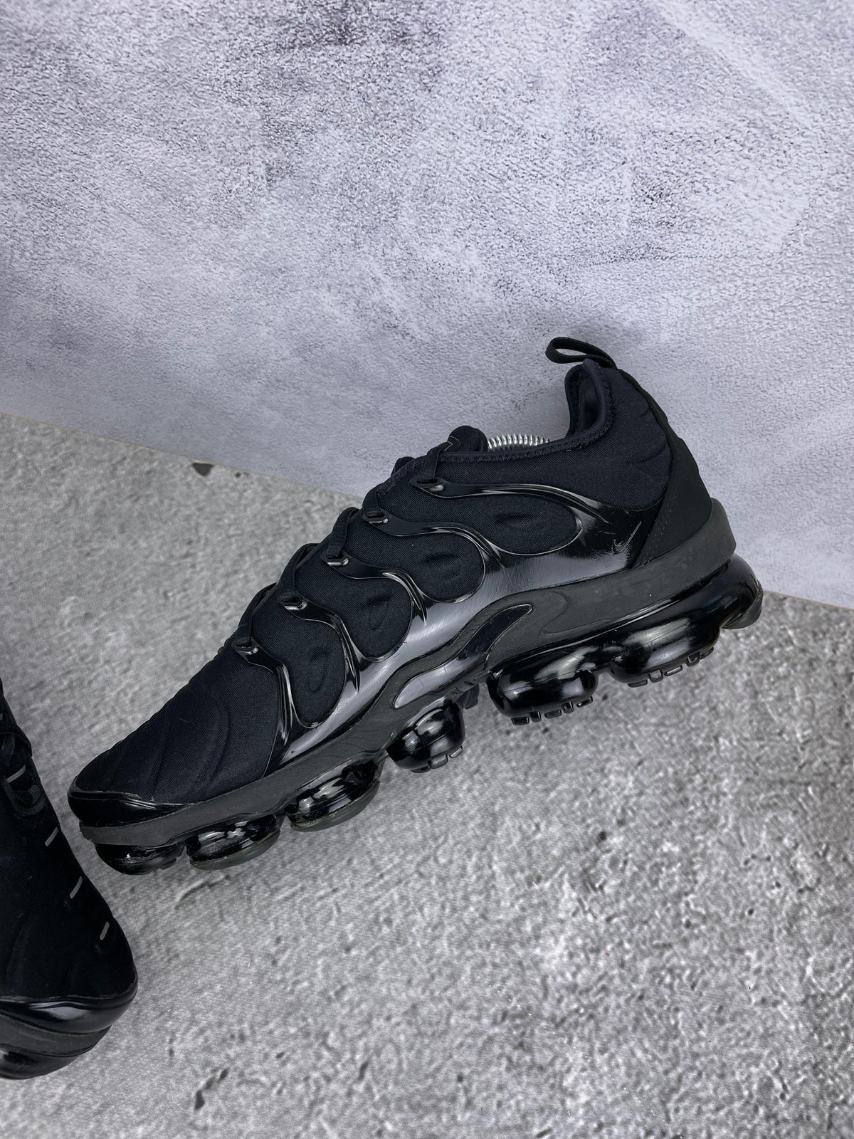 Nike Air VaporMax Plus Triple Black - buty sportowe, wewnętrzny panel prawego buta