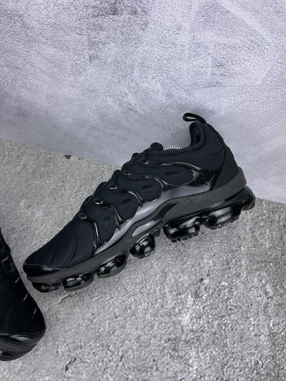 Nike Air VaporMax Plus Triple Black - buty sportowe, wewnętrzny panel prawego buta