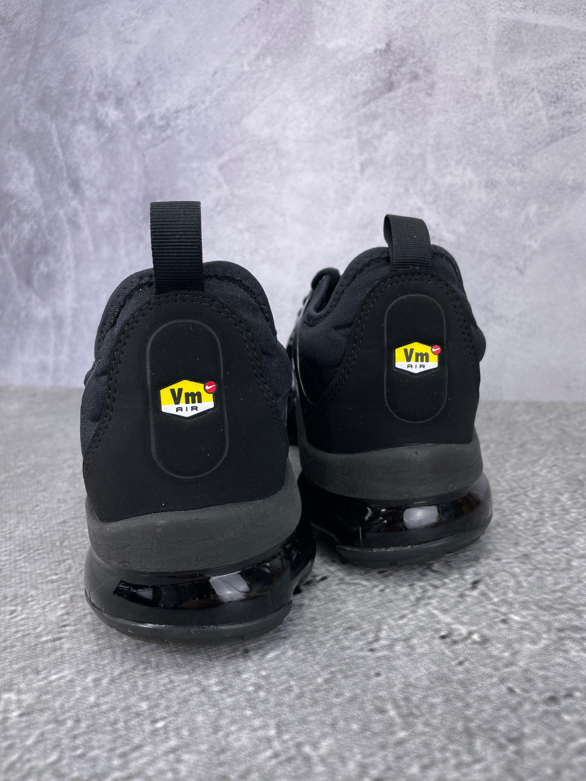 Nike Air VaporMax Plus Triple Black - buty sportowe, widok z tyłu