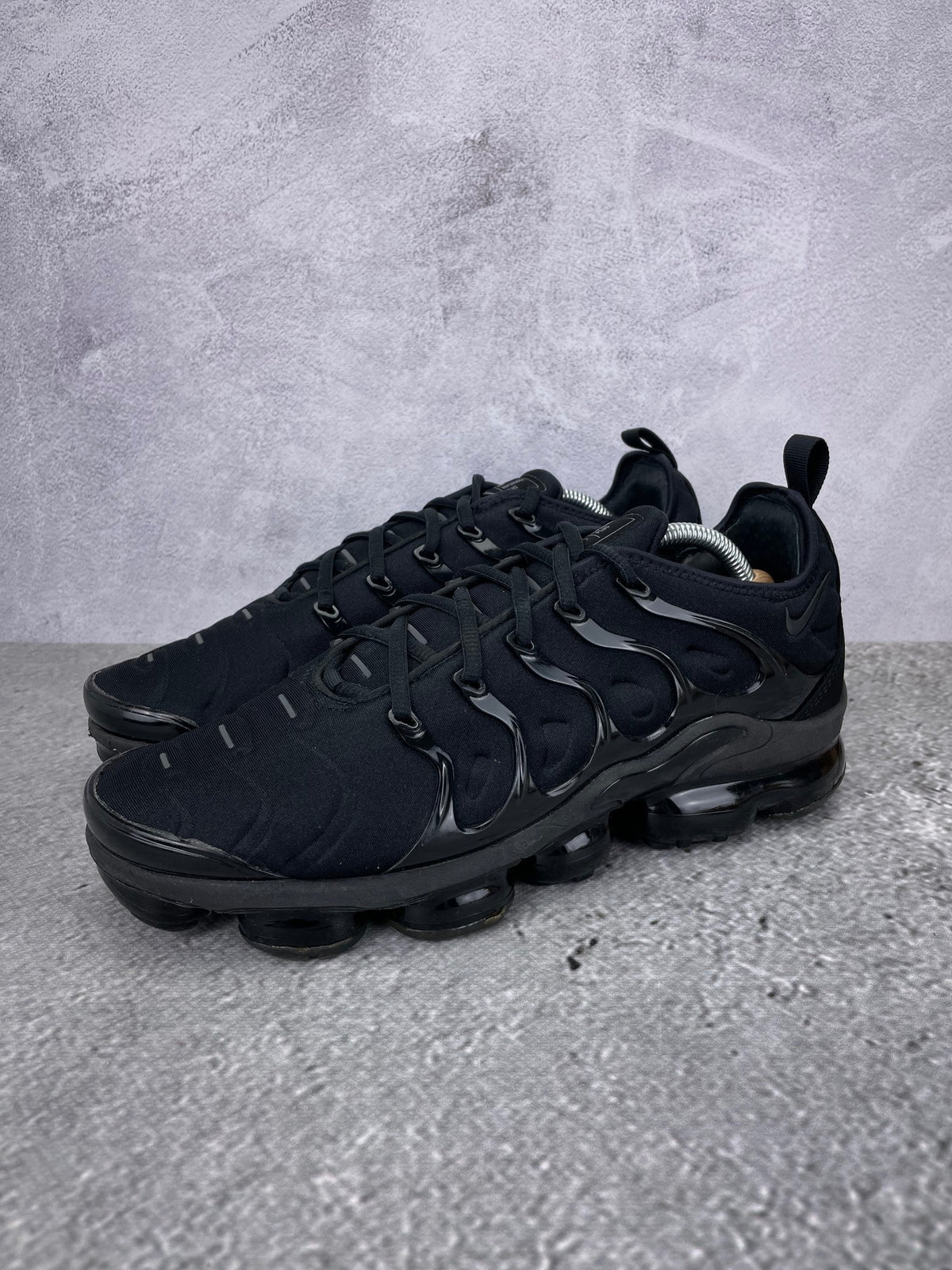 Nike Air VaporMax Plus Triple Black - buty sportowe, widok z boku na tle studyjnym