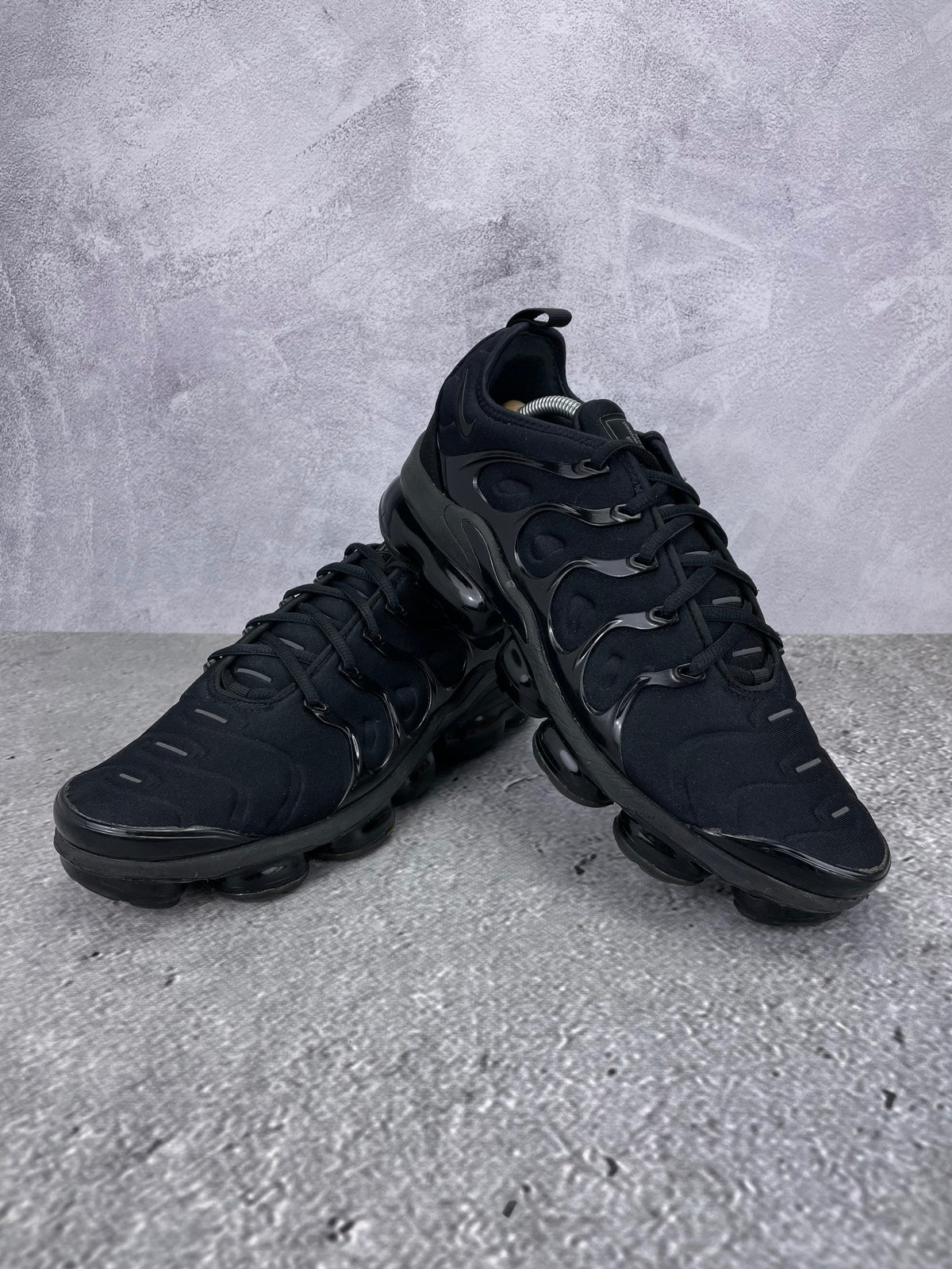 Nike Air VaporMax Plus Triple Black - buty sportowe, para butów, widok z boku na tle studyjnym