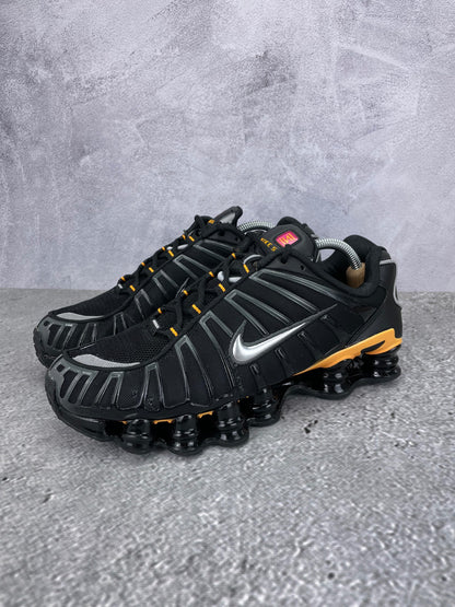 Nike Shox TL IF7119-001 - buty sportowe, widok z boku na tle studyjnym