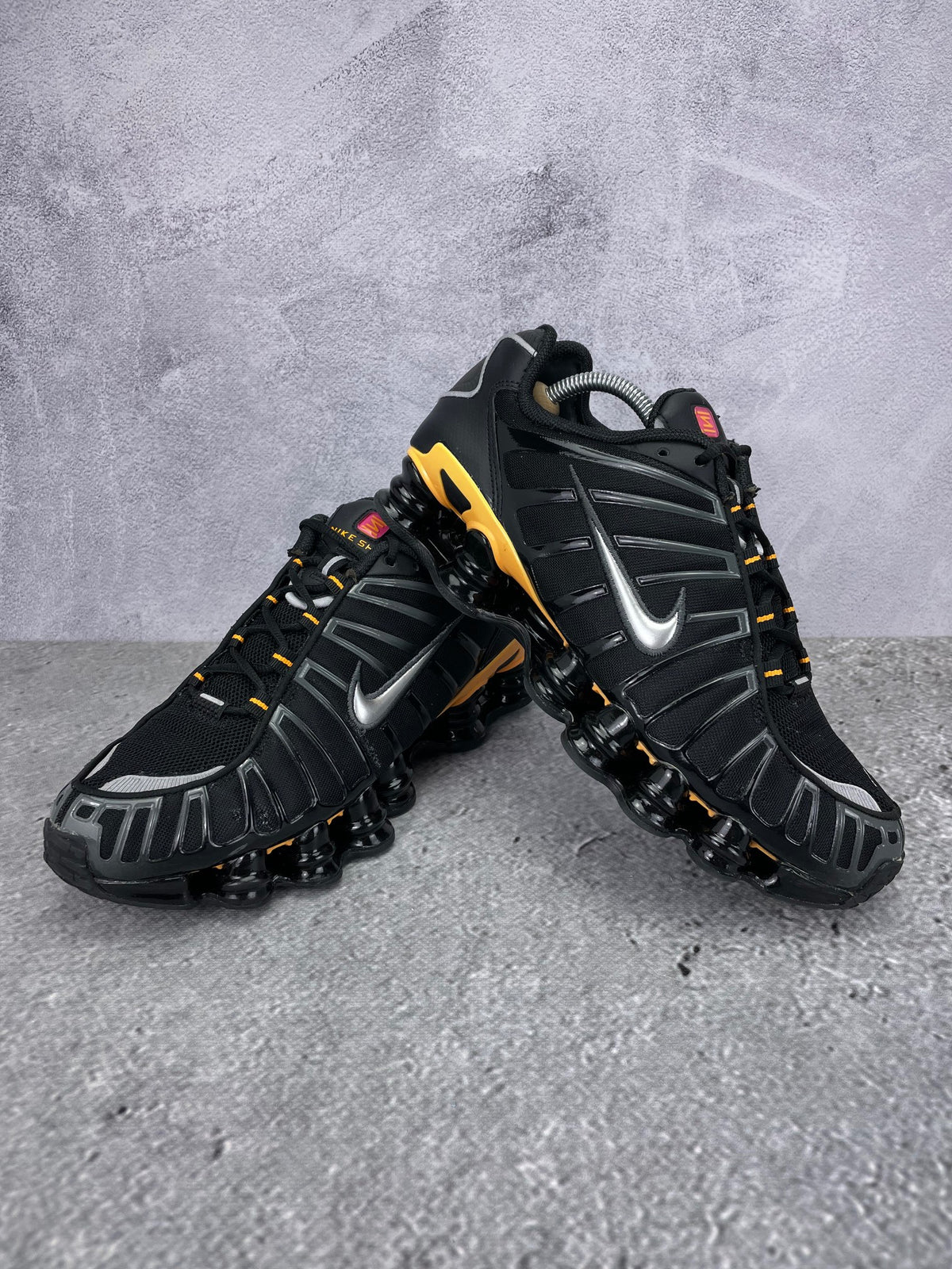 Nike Shox TL IF7119-001 - buty sportowe, para butów, widok z boku na tle studyjnym