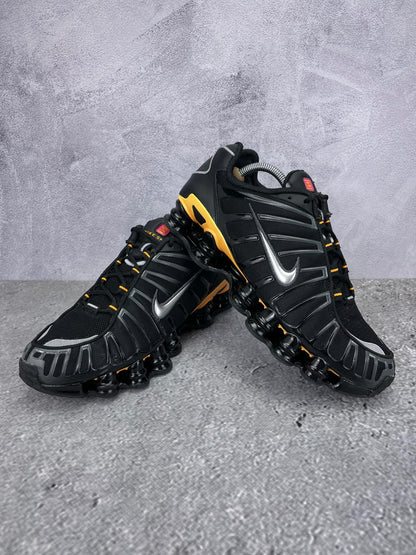 Nike Shox TL IF7119-001 - buty sportowe, para butów, widok z boku na tle studyjnym