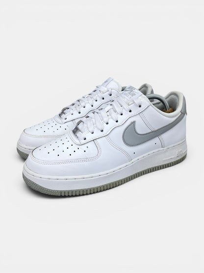 Nike Air Force 1 Low Light Smoke Grey - buty sportowe, widok z boku