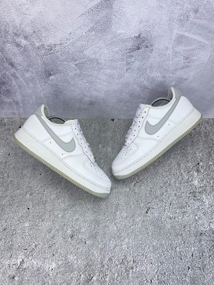 Nike Air Force 1 Low Light Smoke Grey - buty sportowe, widok z góry na zewnętrzną stronę butów