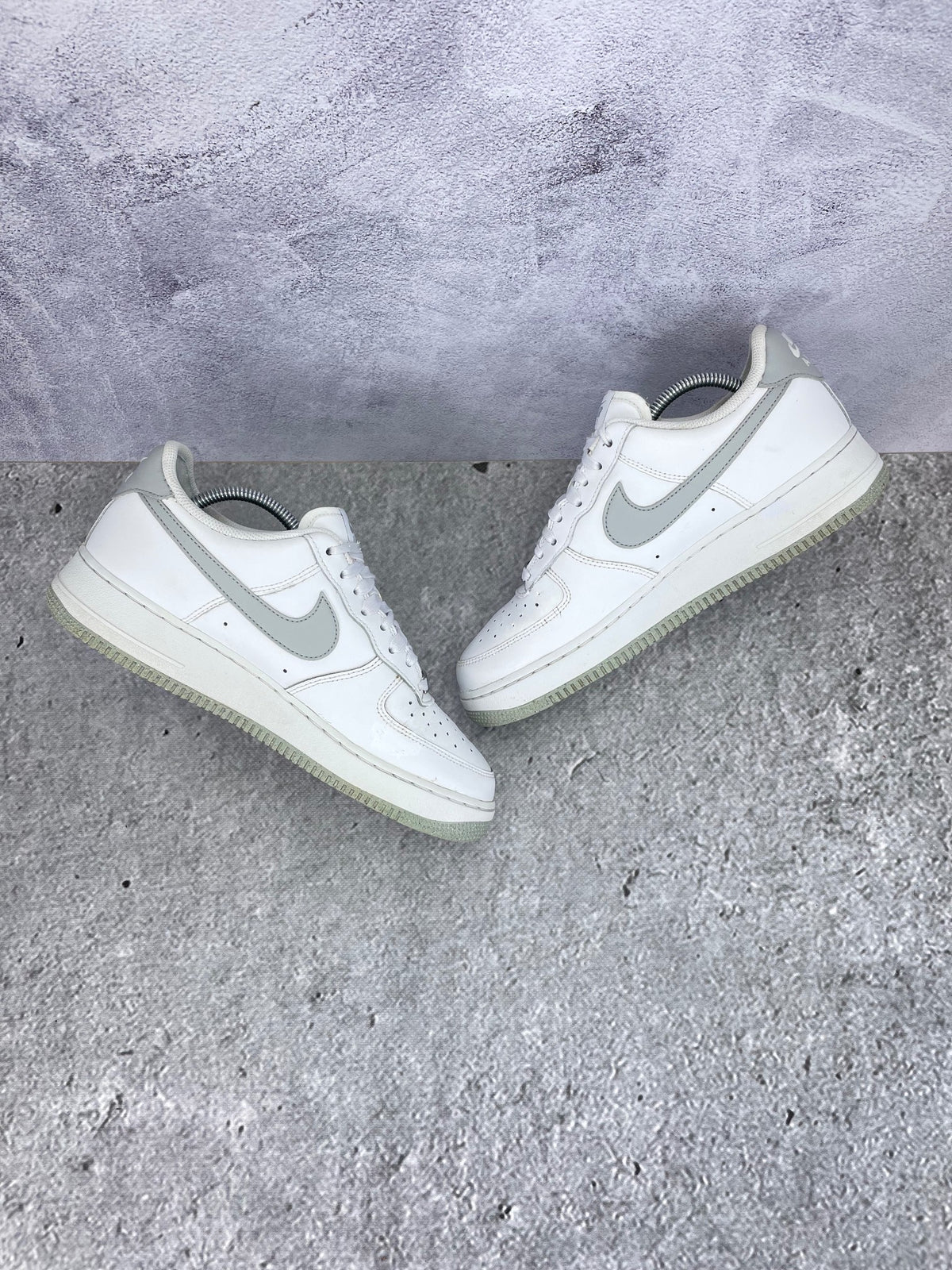 Nike Air Force 1 Low Light Smoke Grey - buty sportowe, zewnętrzny panel prawego buta