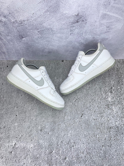Nike Air Force 1 Low Light Smoke Grey - buty sportowe, zewnętrzny panel prawego buta