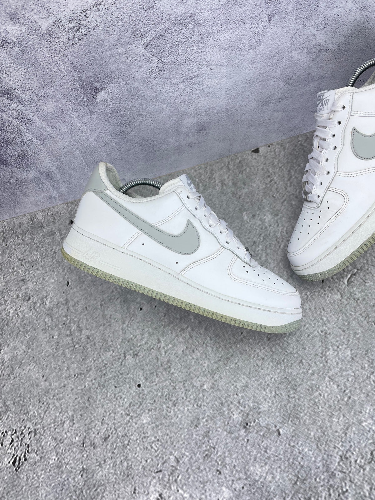 Nike Air Force 1 Low Light Smoke Grey - buty sportowe, zewnętrzny panel lewego buta