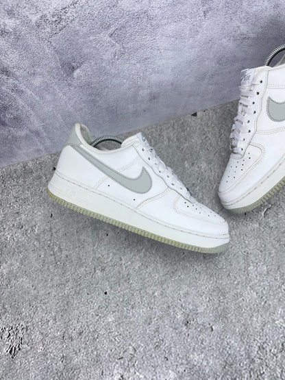 Nike Air Force 1 Low Light Smoke Grey - buty sportowe, zewnętrzny panel lewego buta