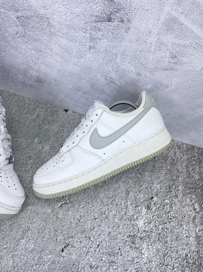 Nike Air Force 1 Low Light Smoke Grey - buty sportowe, widok z góry na wewnętrzną stronę butów