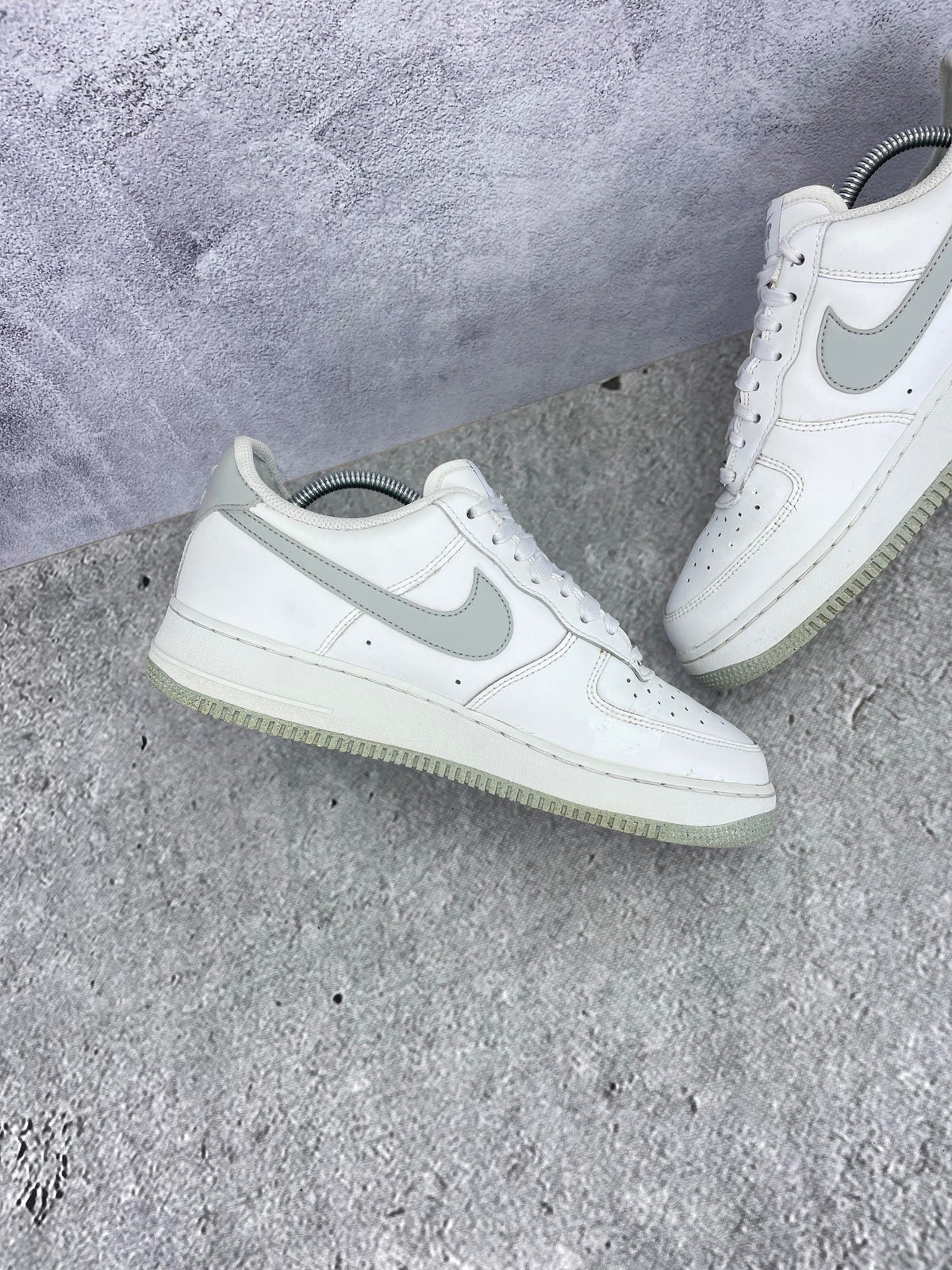 Nike Air Force 1 Low Light Smoke Grey - buty sportowe, wewnętrzny panel lewego buta