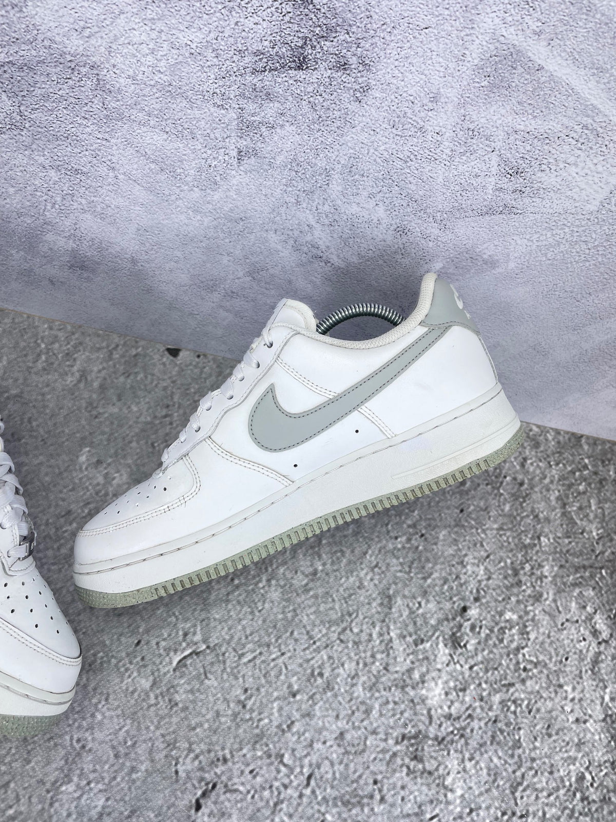 Nike Air Force 1 Low Light Smoke Grey - buty sportowe, wewnętrzny panel prawego buta