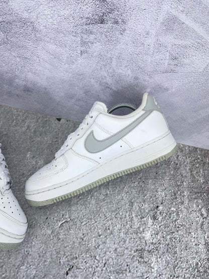 Nike Air Force 1 Low Light Smoke Grey - buty sportowe, wewnętrzny panel prawego buta