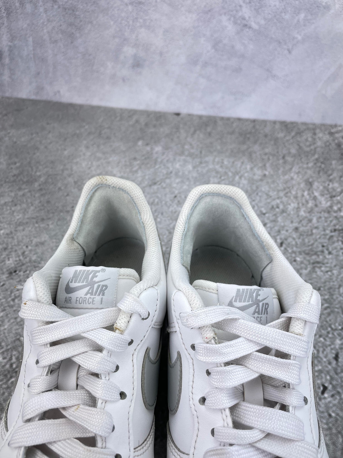 Nike Air Force 1 Low Light Smoke Grey - buty sportowe, zapiętki butów