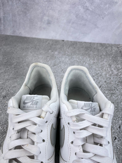 Nike Air Force 1 Low Light Smoke Grey - buty sportowe, zapiętki butów