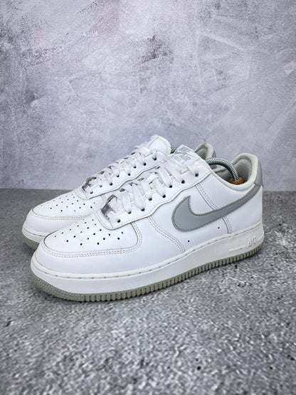 Nike Air Force 1 Low Light Smoke Grey - buty sportowe, widok z boku na tle studyjnym