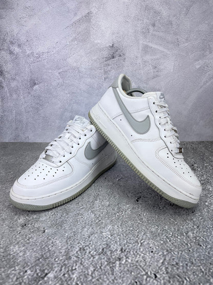 Nike Air Force 1 Low Light Smoke Grey - buty sportowe, para butów, widok z boku na tle studyjnym