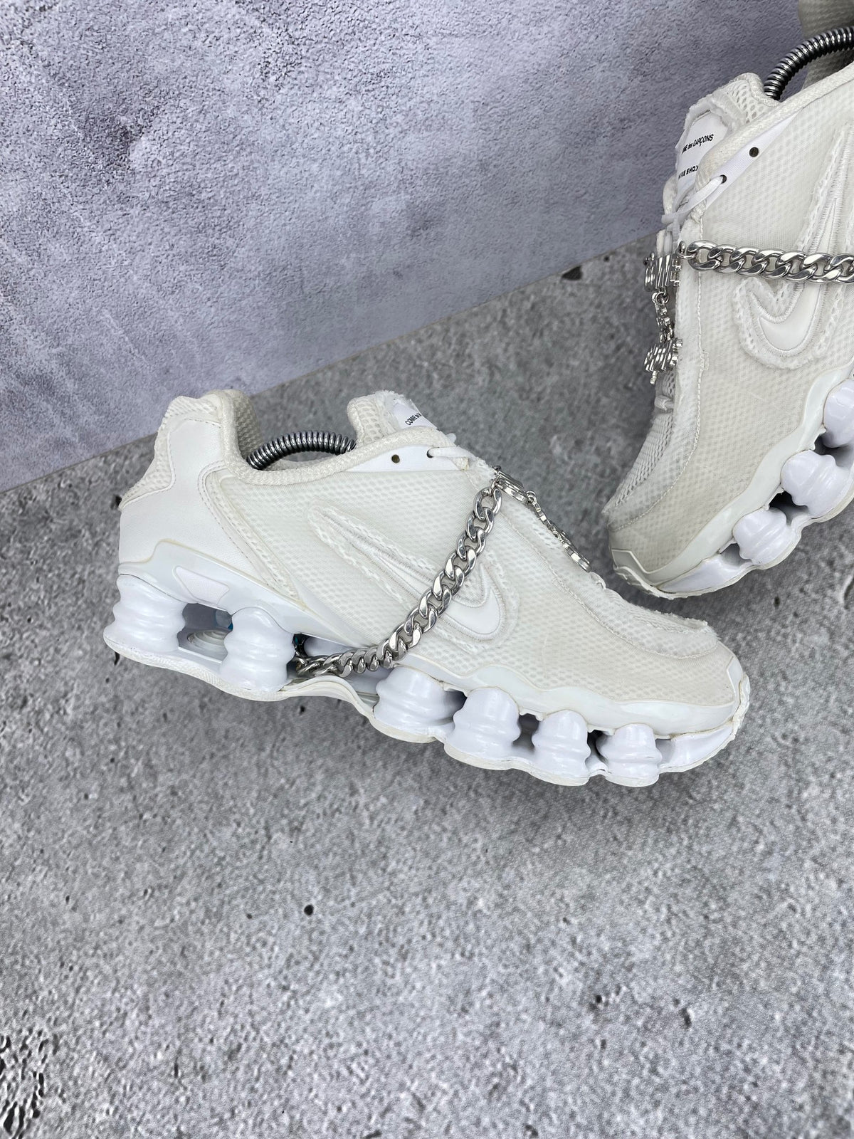Nike Shox TL / CDG Triple White - buty sportowe, zewnętrzny panel lewego buta