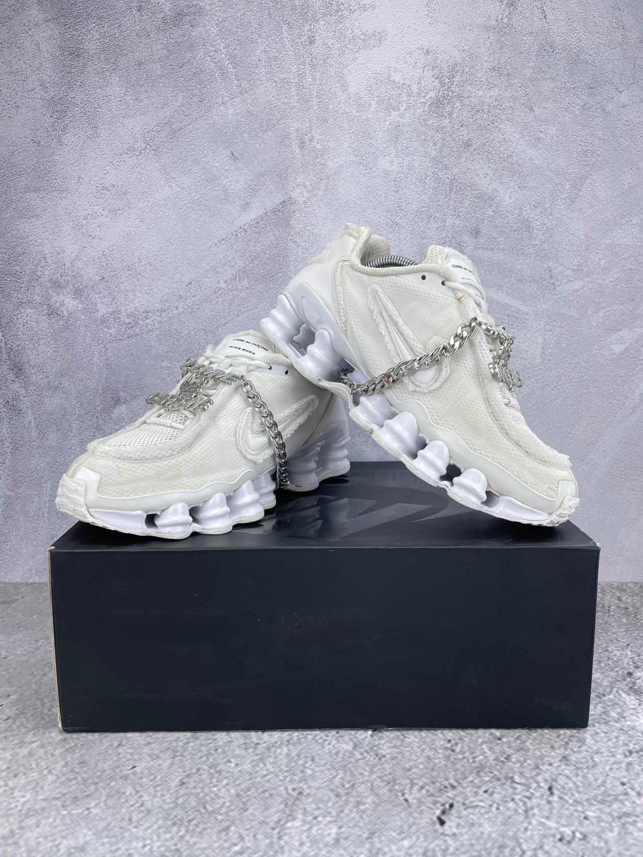 Nike Shox TL / CDG Triple White - buty sportowe, para butów, widok z boku na tle studyjnym