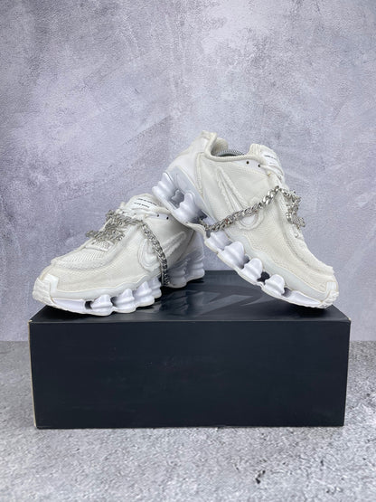 Nike Shox TL / CDG Triple White - buty sportowe, para butów, widok z boku na tle studyjnym