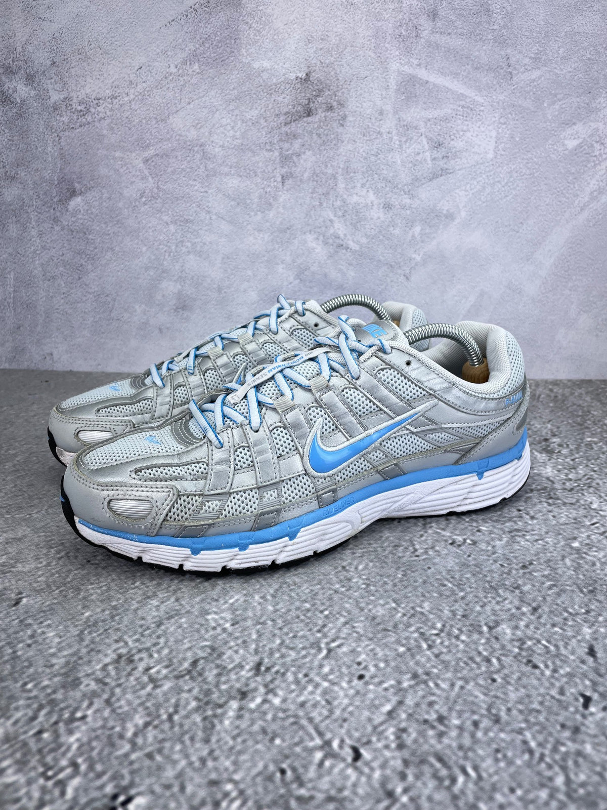 Nike P-6000 CD6404-025 - buty sportowe, widok z boku na tle studyjnym