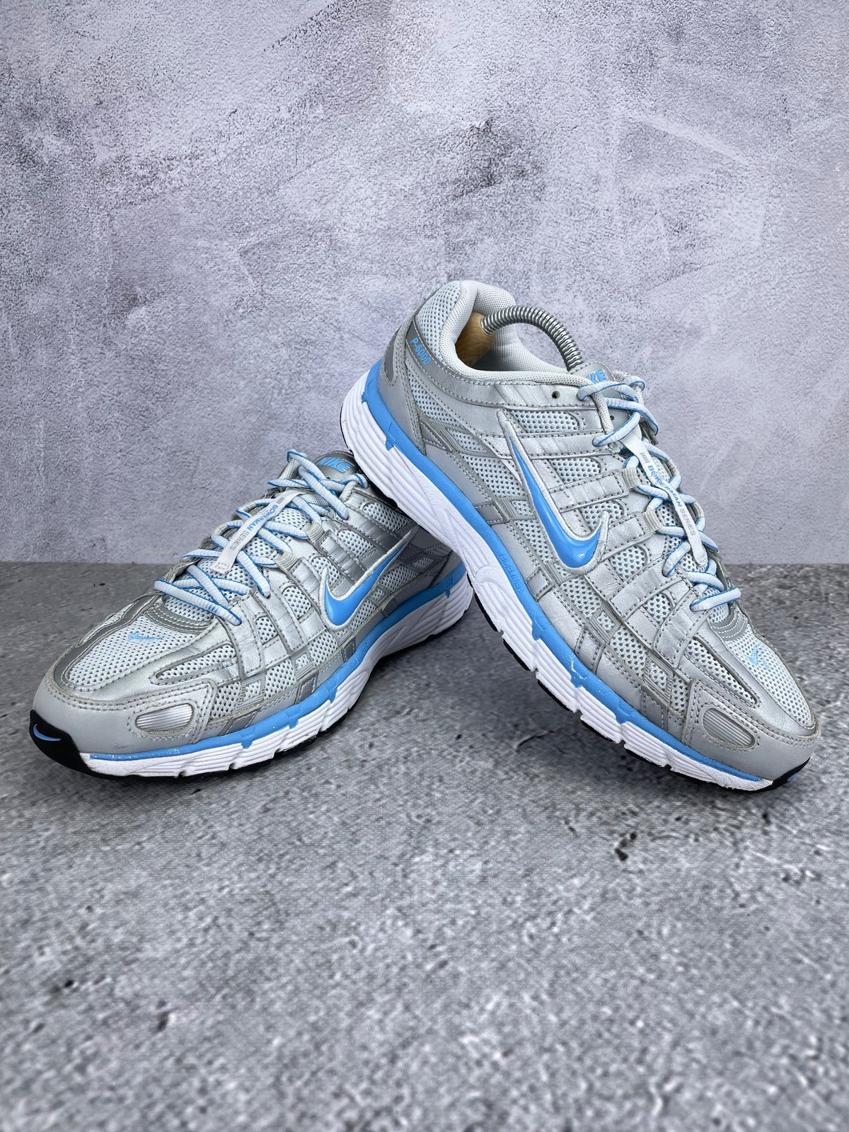 Nike P-6000 CD6404-025 - buty sportowe, para butów, widok z boku na tle studyjnym