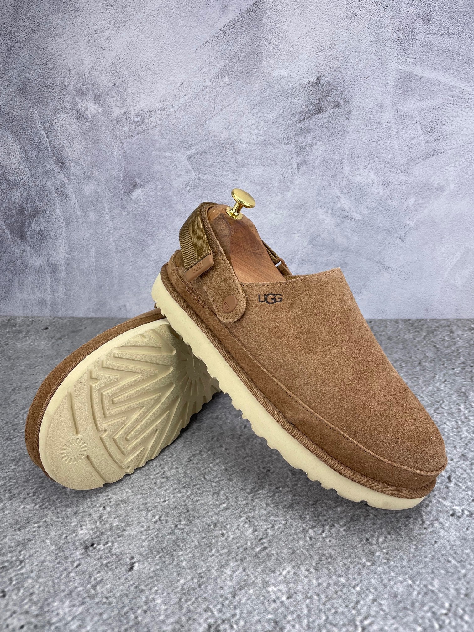 UGG Goldenstar Clog 1138252 - buty sportowe, para butów, widok z boku na tle studyjnym
