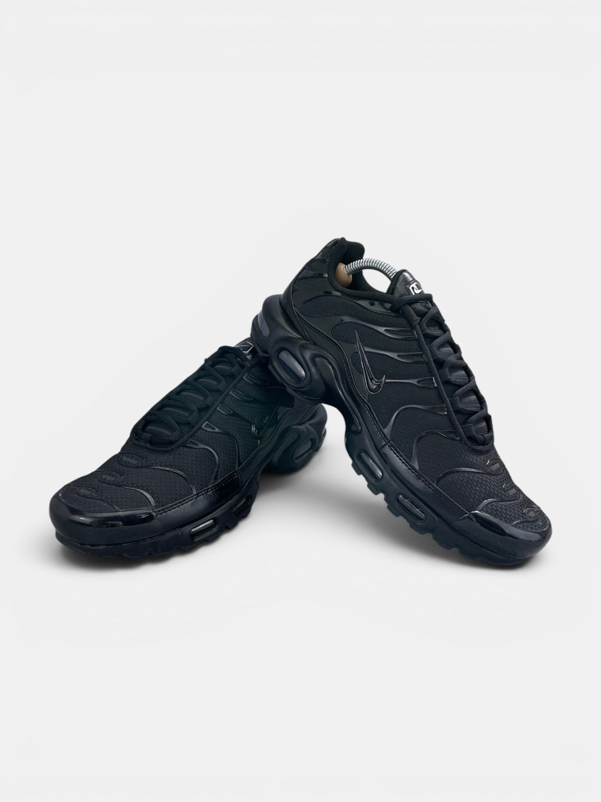 Nike Air Max Plus Triple Black - buty sportowe, boczny profil