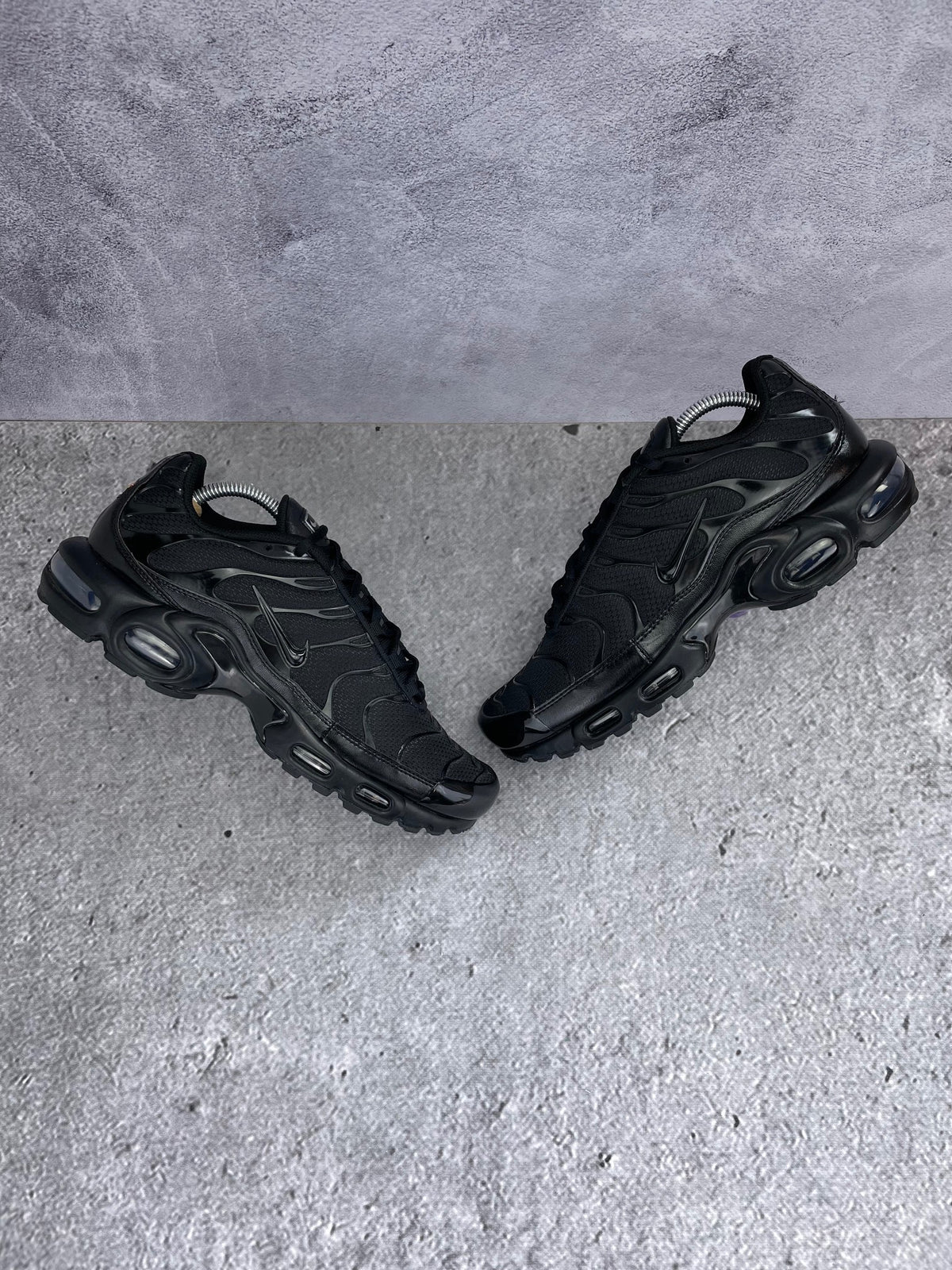 Nike Air Max Plus Triple Black - buty sportowe, widok z góry na zewnętrzną stronę butów