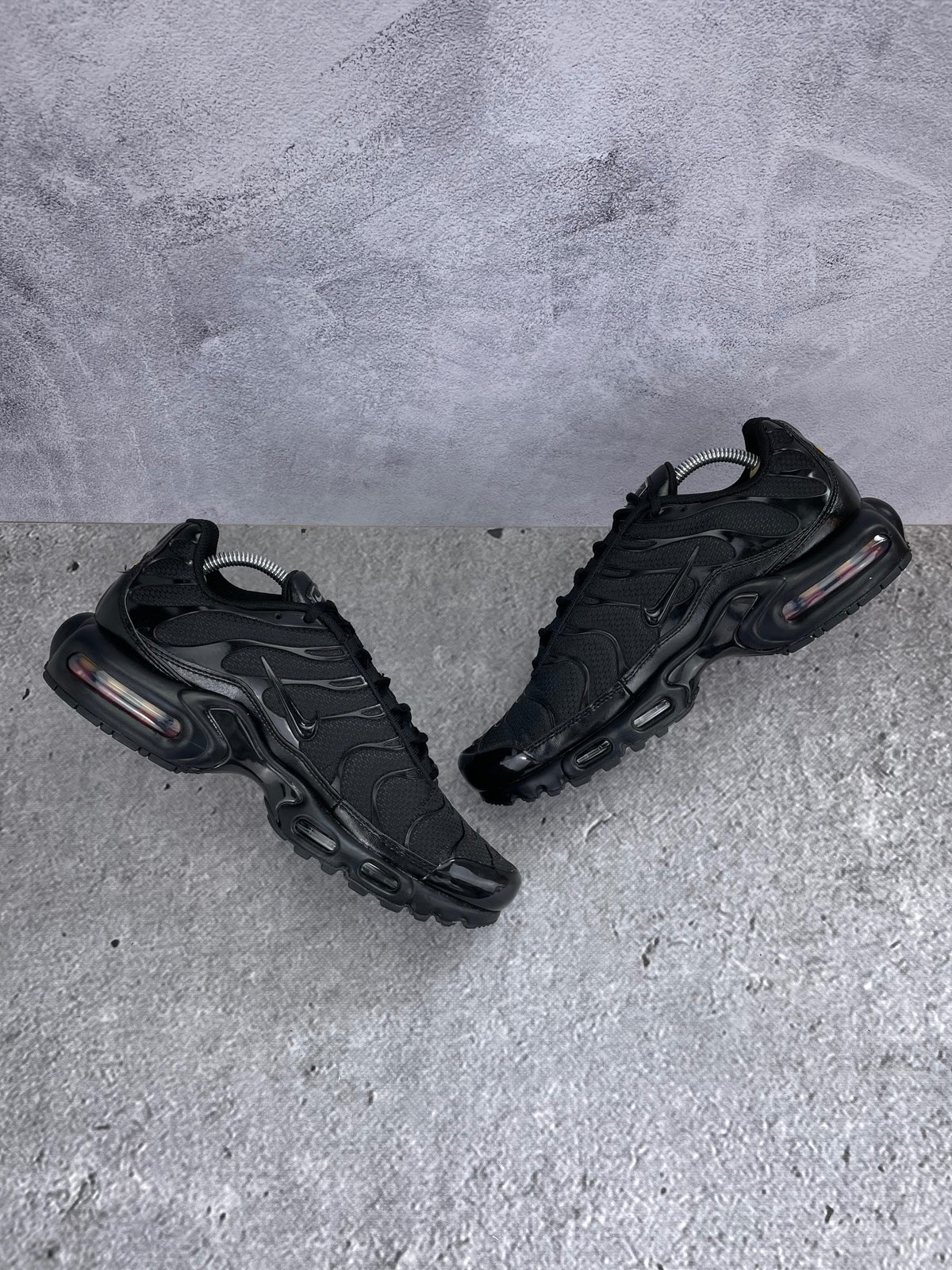 Nike Air Max Plus Triple Black - buty sportowe, zewnętrzny panel prawego buta