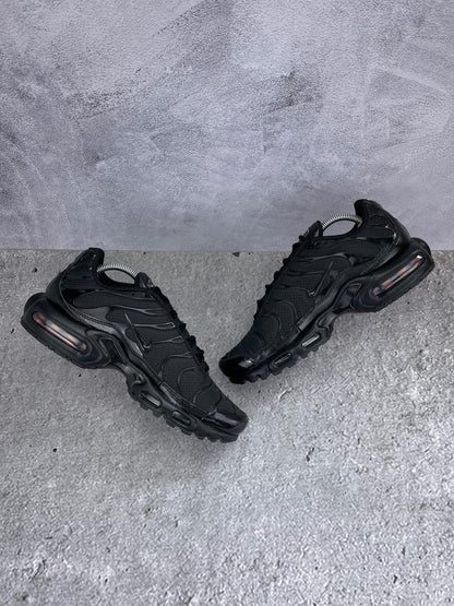 Nike Air Max Plus Triple Black - buty sportowe, zewnętrzny panel prawego buta