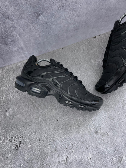 Nike Air Max Plus Triple Black - buty sportowe, zewnętrzny panel lewego buta