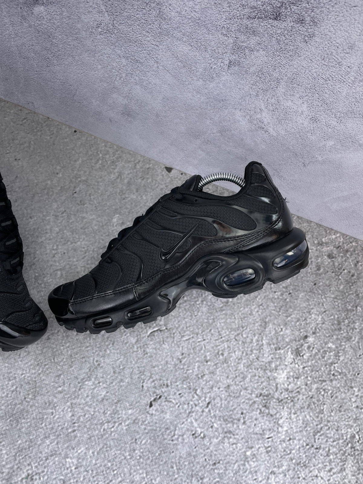 Nike Air Max Plus Triple Black - buty sportowe, widok z góry na wewnętrzną stronę butów