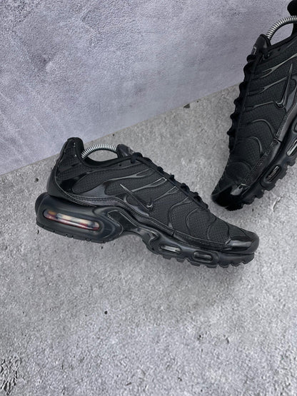 Nike Air Max Plus Triple Black - buty sportowe, wewnętrzny panel lewego buta