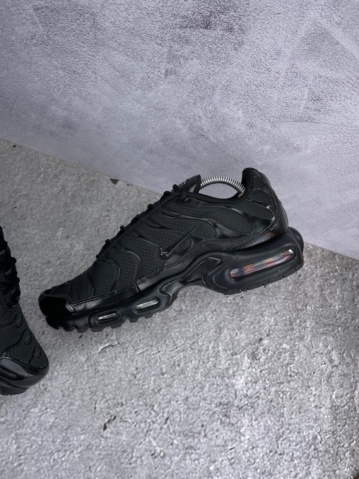 Nike Air Max Plus Triple Black - buty sportowe, wewnętrzny panel prawego buta