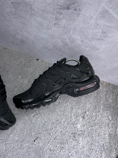 Nike Air Max Plus Triple Black - buty sportowe, wewnętrzny panel prawego buta