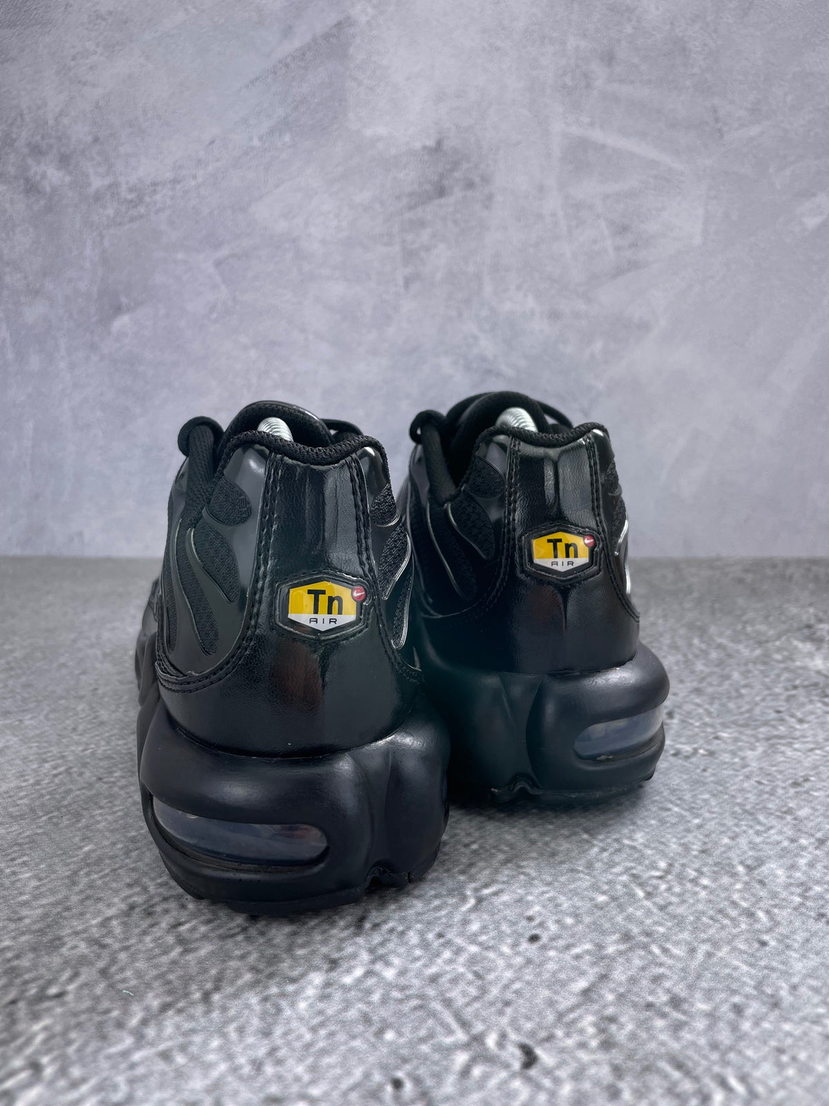 Nike Air Max Plus Triple Black - buty sportowe, widok z tyłu
