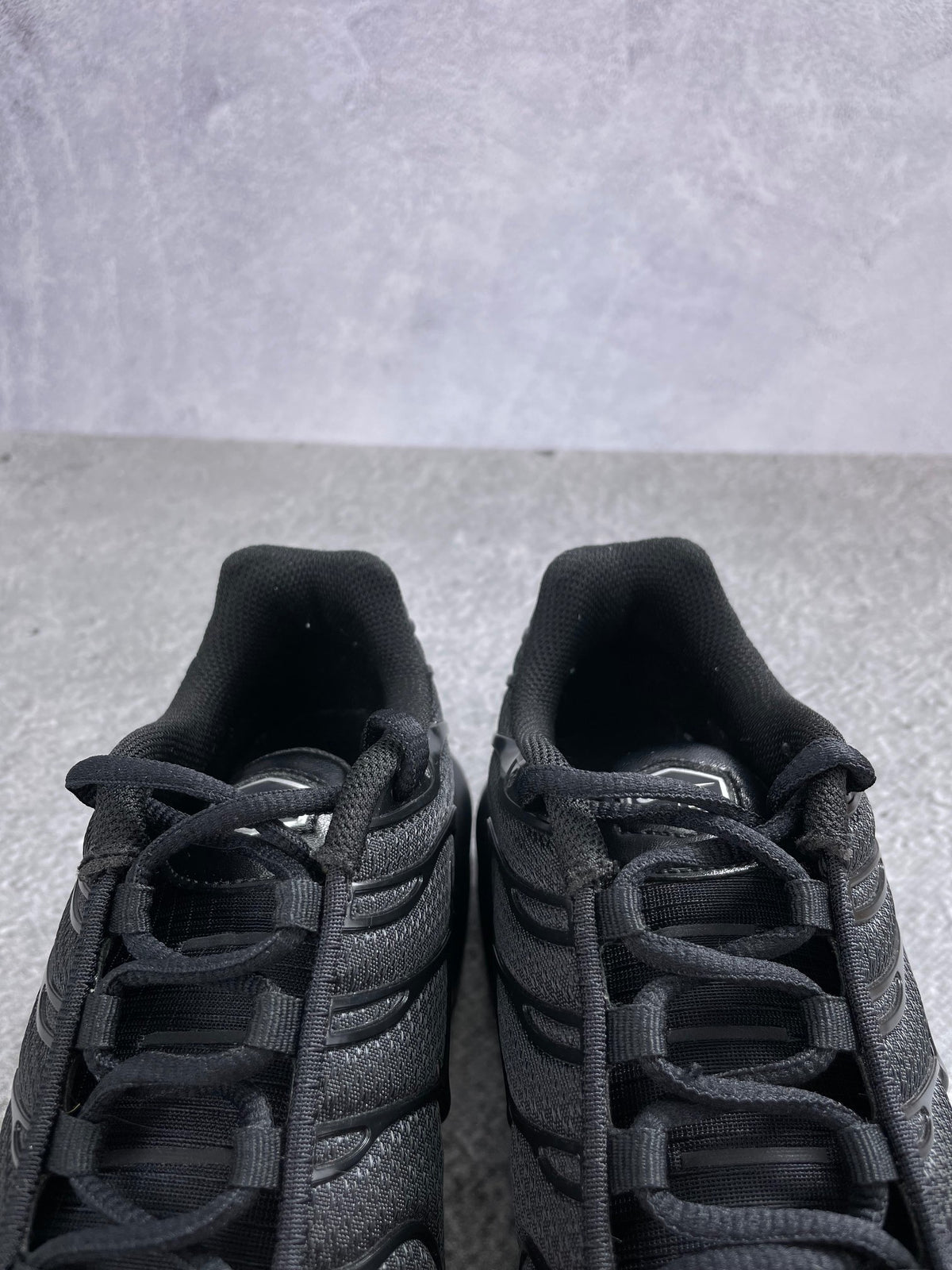 Nike Air Max Plus Triple Black - buty sportowe, zapiętki butów