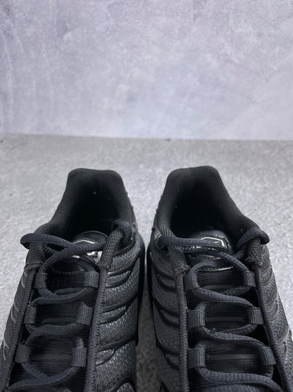 Nike Air Max Plus Triple Black - buty sportowe, zapiętki butów